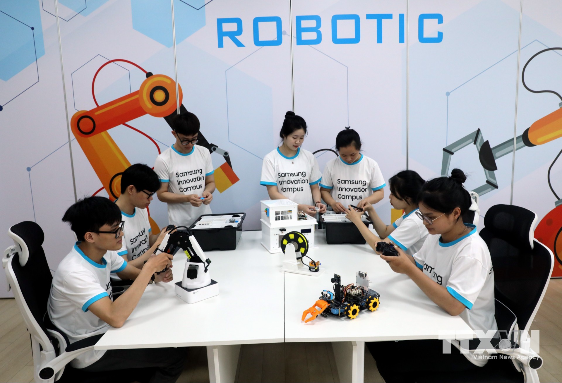 Buổi thực hành về công nghệ cao của Chương trình Samsung Innovation Campus tại Trường Cao đẳng Công nghệ Việt - Hàn Bắc Giang. (Ảnh: Danh Lam/TTXVN)